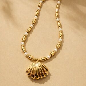 Lightweight Gold Shell Pendant Necklace